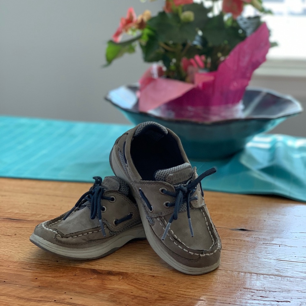 Boys sperrys